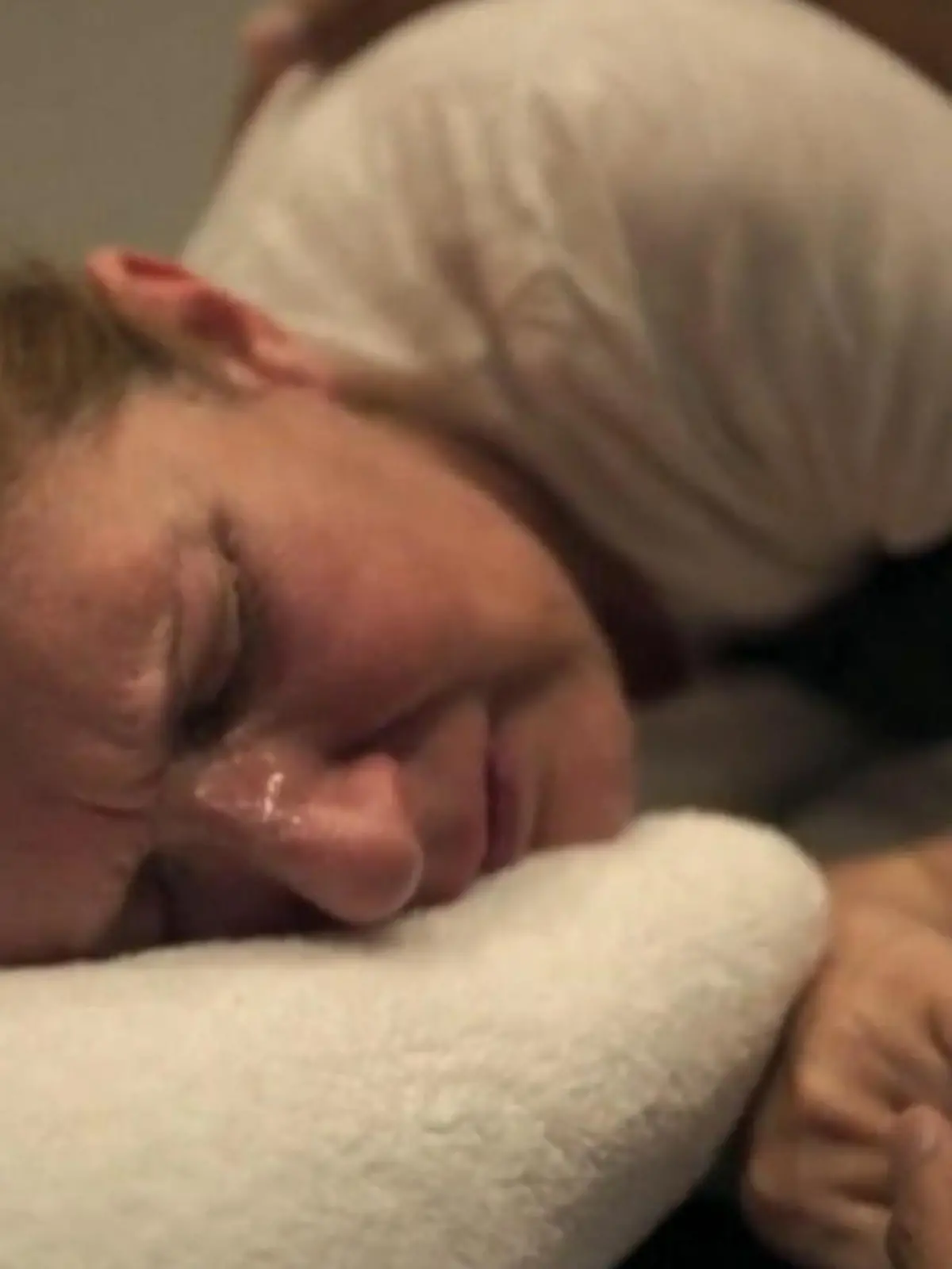 Es sind quälende, kaum auszuhaltende Einblicke, die Amazon-Doku „I Am: Céline Dion” gibt. Die Sängerin leidet sie Jahren am Stiff-Person-Syndrom. Im Video zeigen wir einen bedrückenden Ausschnitt, der zeigt, wie ein schwerer Krampfanfall die 56-Jährige mit voller Wucht heimsucht.