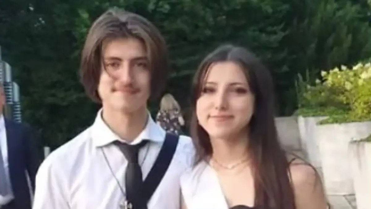 Philippos (l.) stirbt nach einem Streit auf dem Abiball seiner Schwester Chanel.