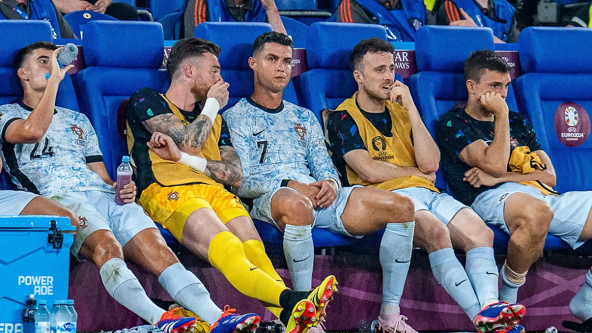 Cristiano Ronaldo nach seiner Auswechslung frustriert auf der Bank