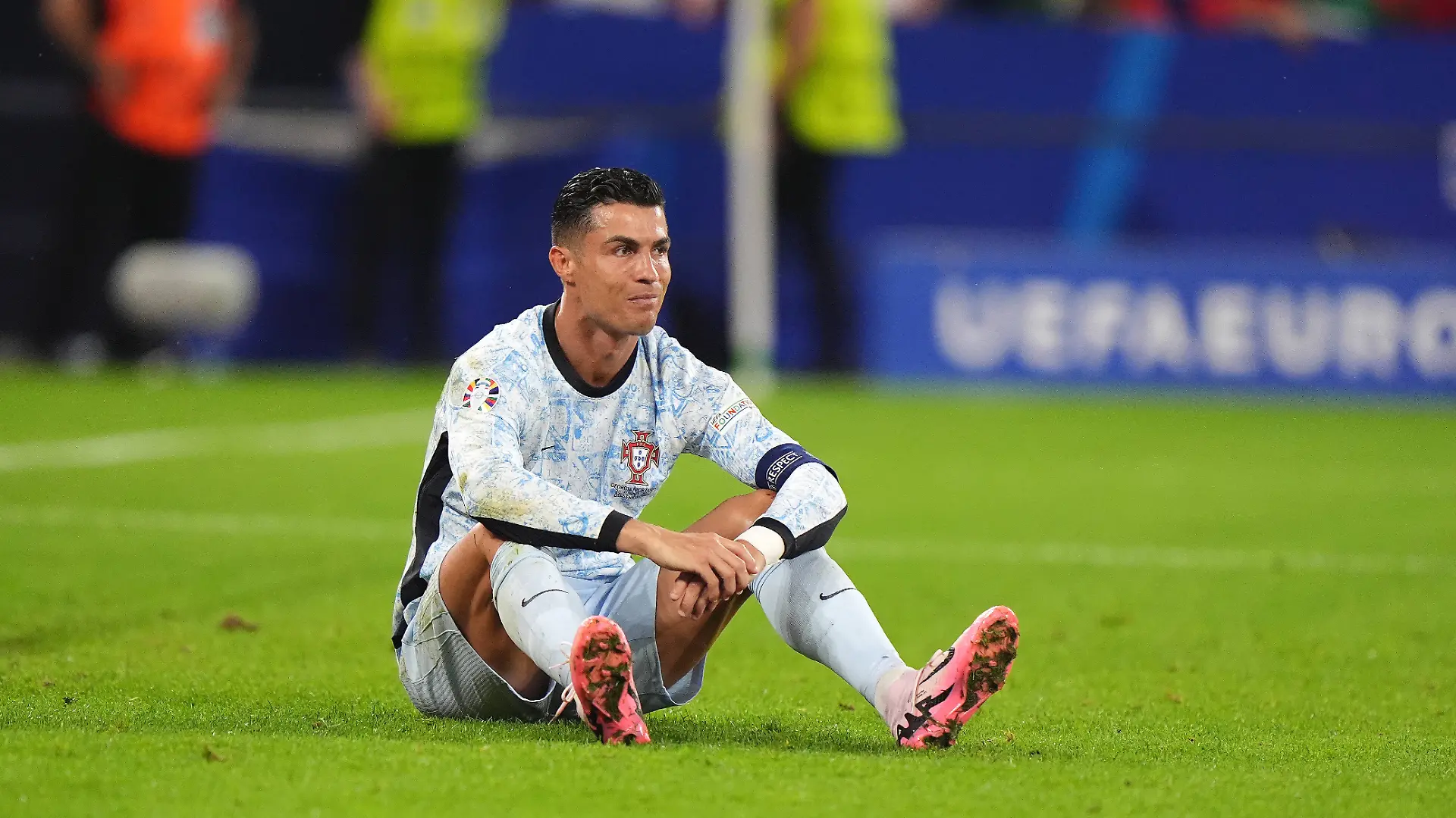 Cristiano Ronaldo sitzt genervt auf dem Boden