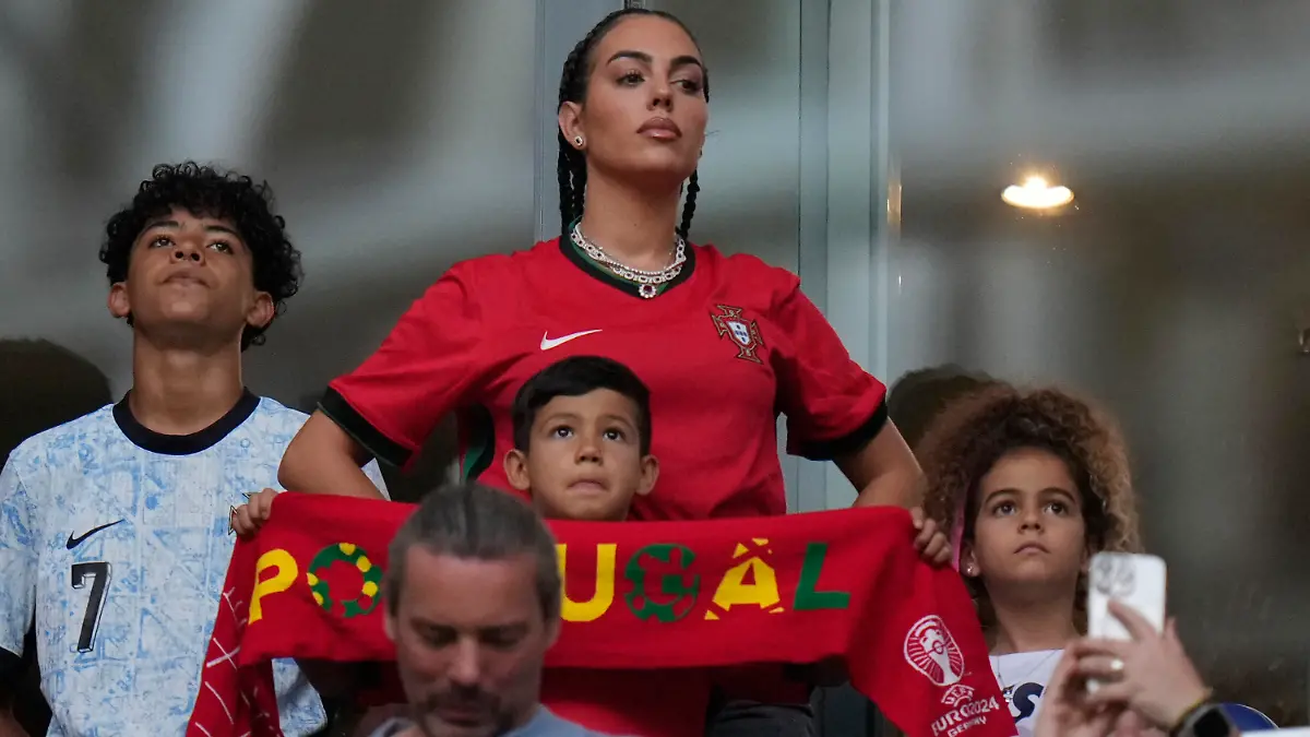 Georgina Rodriguez mit Söhnen live beim Ronaldo-Debakel in Gelsenkirchen