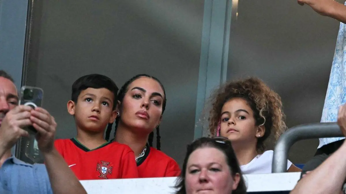 Ronaldo-Freundin Georgina Rodríguez mit Kids im Schalker Stadion