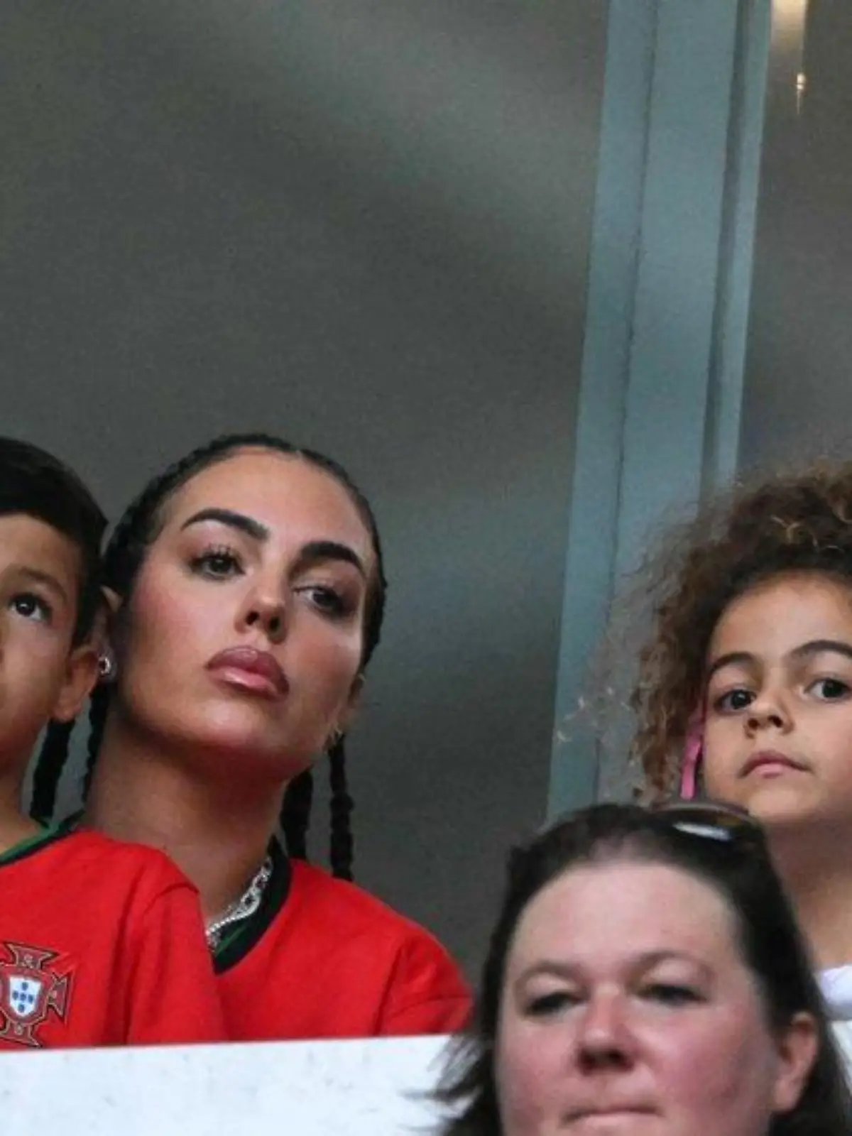Ronaldo-Freundin Georgina Rodríguez mit Kids im Schalker Stadion