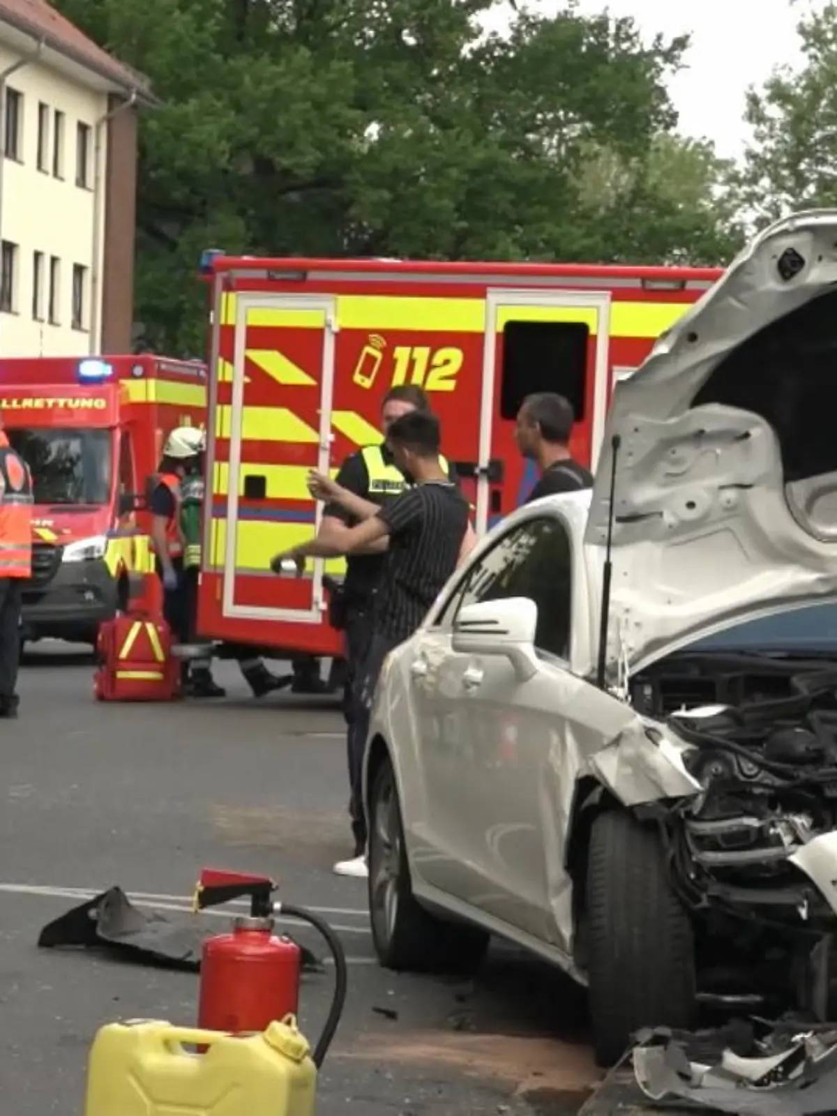 Schock im niedersächsischen Delmenhorst: Ein Golf-Fahrer fuhr am Dienstagmittag mit seinem Fahrzeug von dem Parkplatz einer Berufsschule und wurde dann von einem herannahendem Mercedes gerammt. Durch die Wucht des Aufpralls wurde der Golf in eine Bushaltestelle geschleudert. Acht Menschen wurden teilweise schwer verletzt, so die Polizei, Lebensgefahr bestehe aber keine.