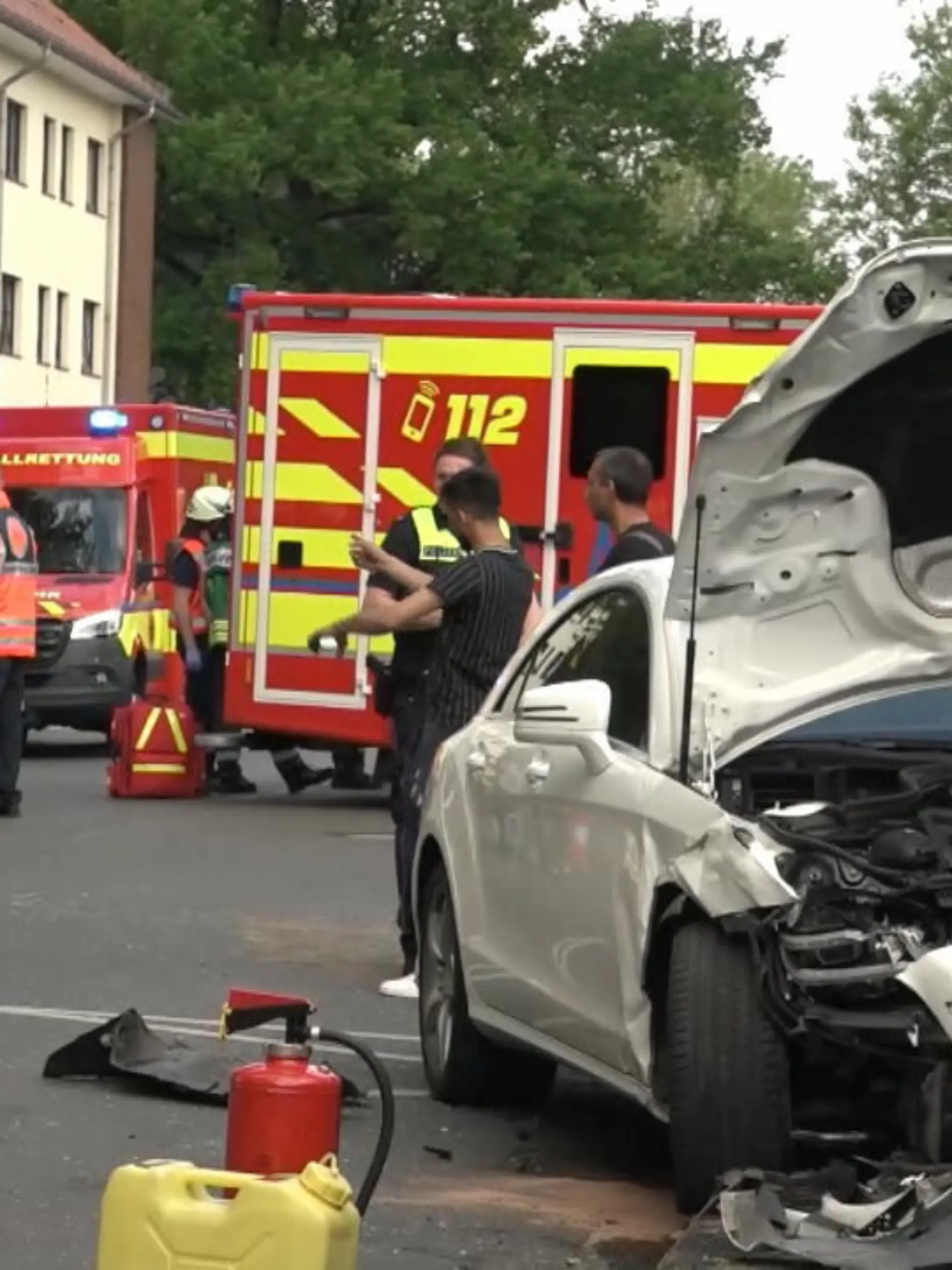Schock im niedersächsischen Delmenhorst: Ein Golf-Fahrer fuhr am Dienstagmittag mit seinem Fahrzeug von dem Parkplatz einer Berufsschule und wurde dann von einem herannahendem Mercedes gerammt. Durch die Wucht des Aufpralls wurde der Golf in eine Bushaltestelle geschleudert. Acht Menschen wurden teilweise schwer verletzt, so die Polizei, Lebensgefahr bestehe aber keine.