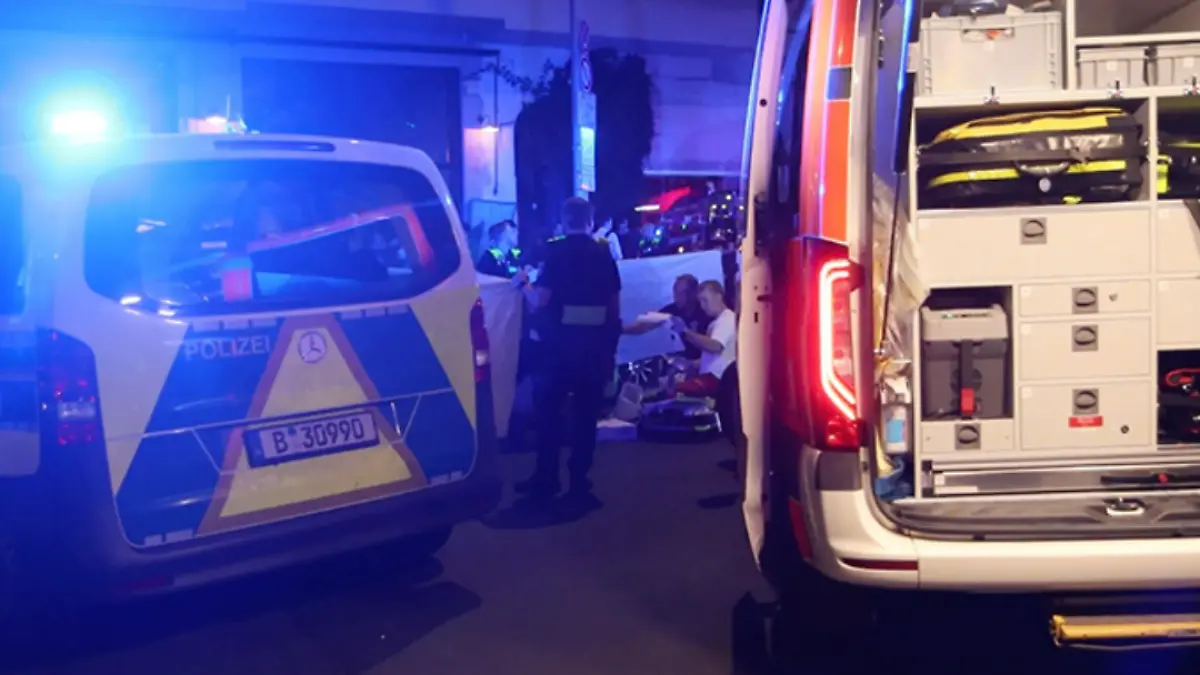 Eine Unfallstellt zwischen geparkten Autos.