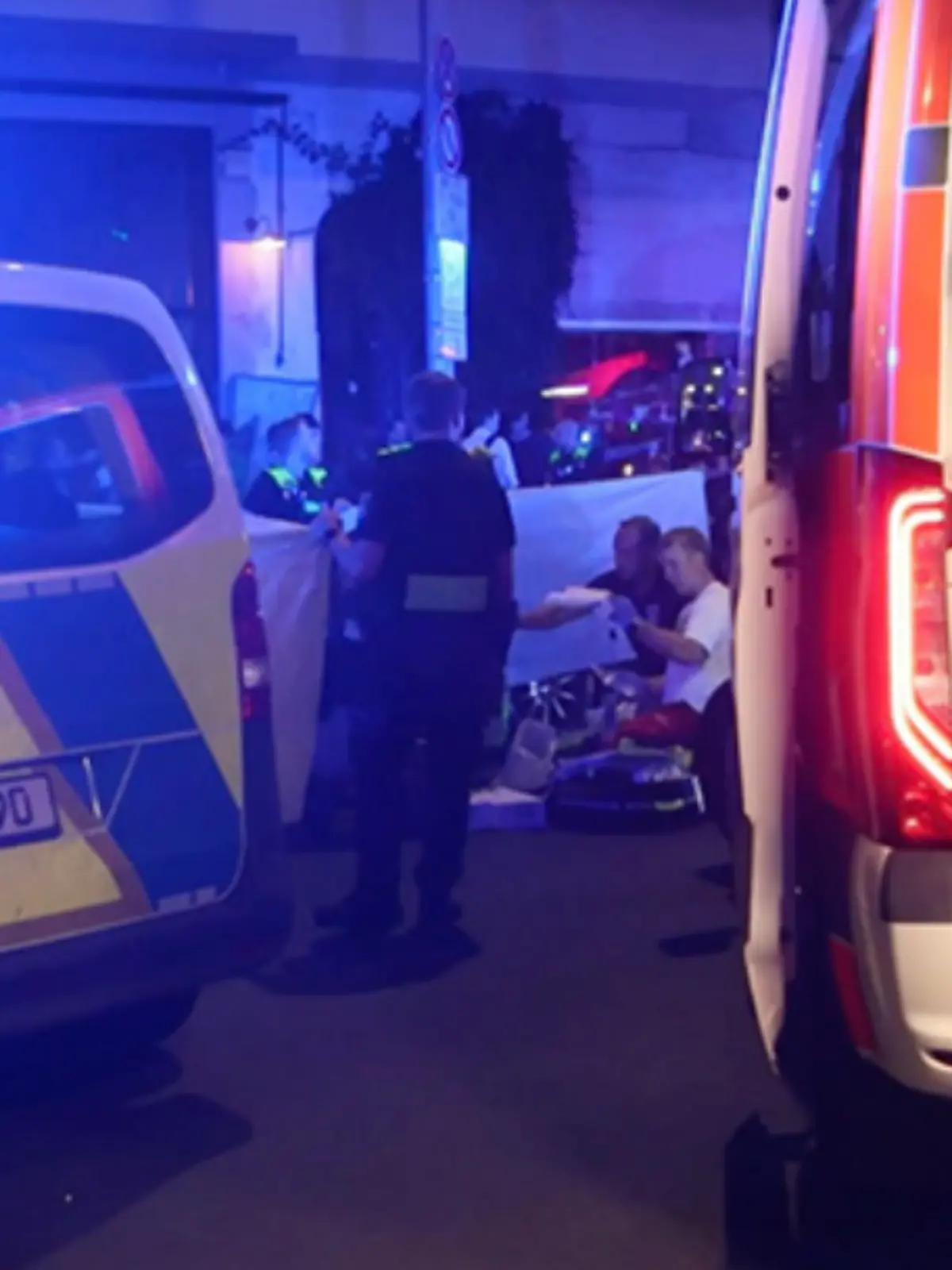 Eine Unfallstellt zwischen geparkten Autos.