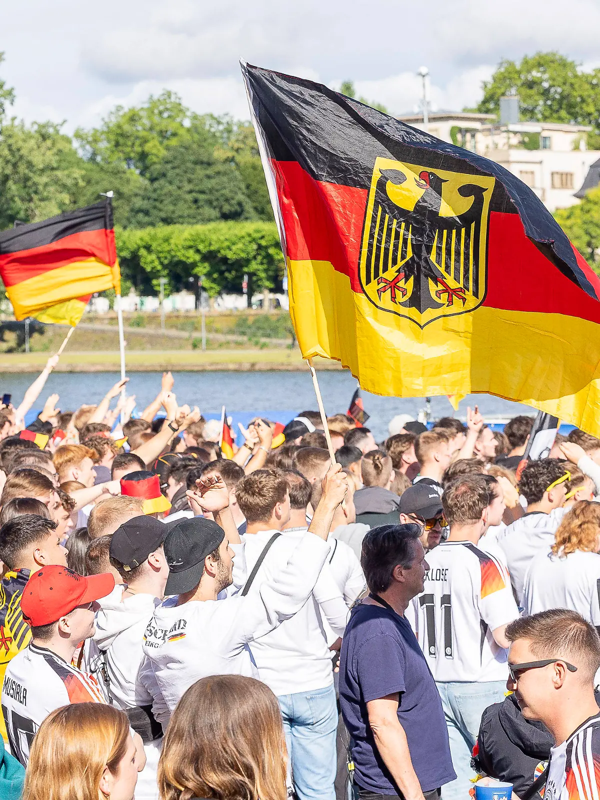 Bild zu: "Falsche Deutschland-Fahne kann richtig teuer werden"