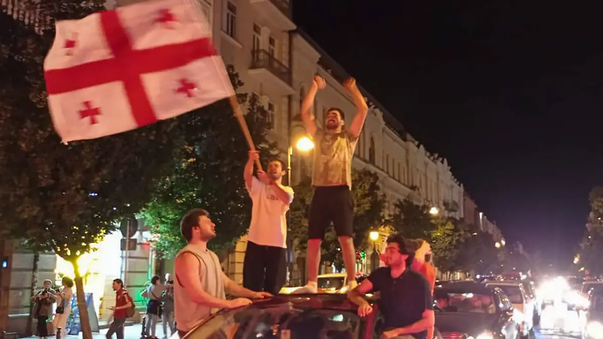 Georgische Fans feiern den Sieg gegen Portugal und den Einzug ins EM-Achtelfinale.