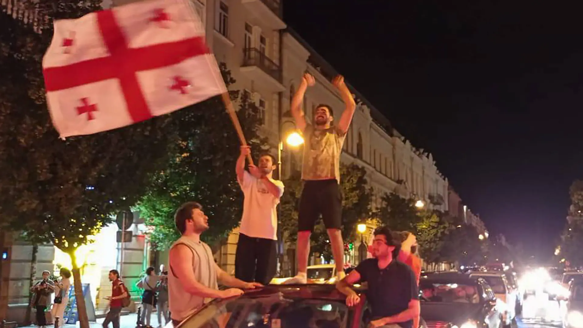 Georgische Fans feiern den Sieg gegen Portugal und den Einzug ins EM-Achtelfinale.
