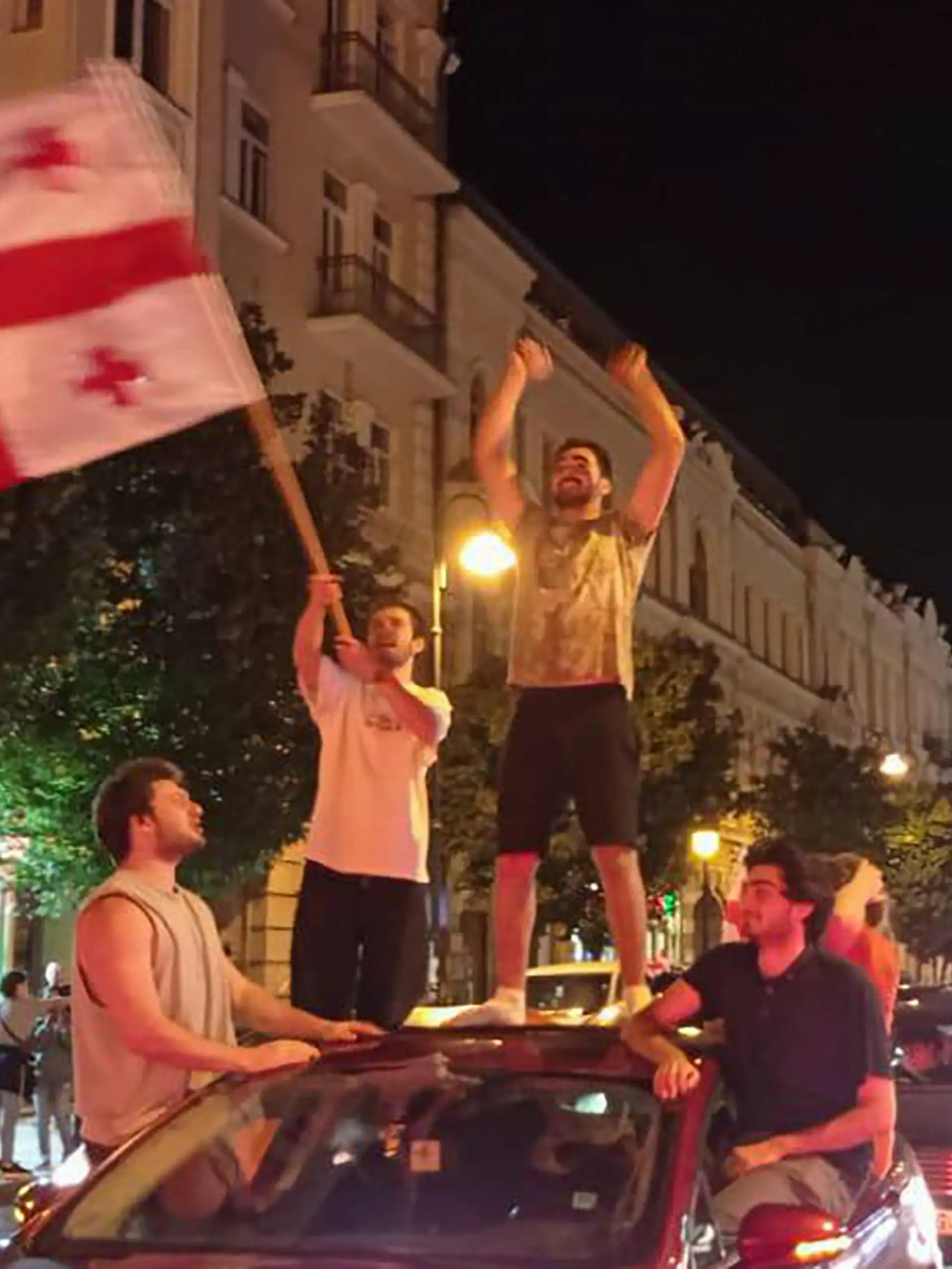 Georgische Fans feiern den Sieg gegen Portugal und den Einzug ins EM-Achtelfinale.