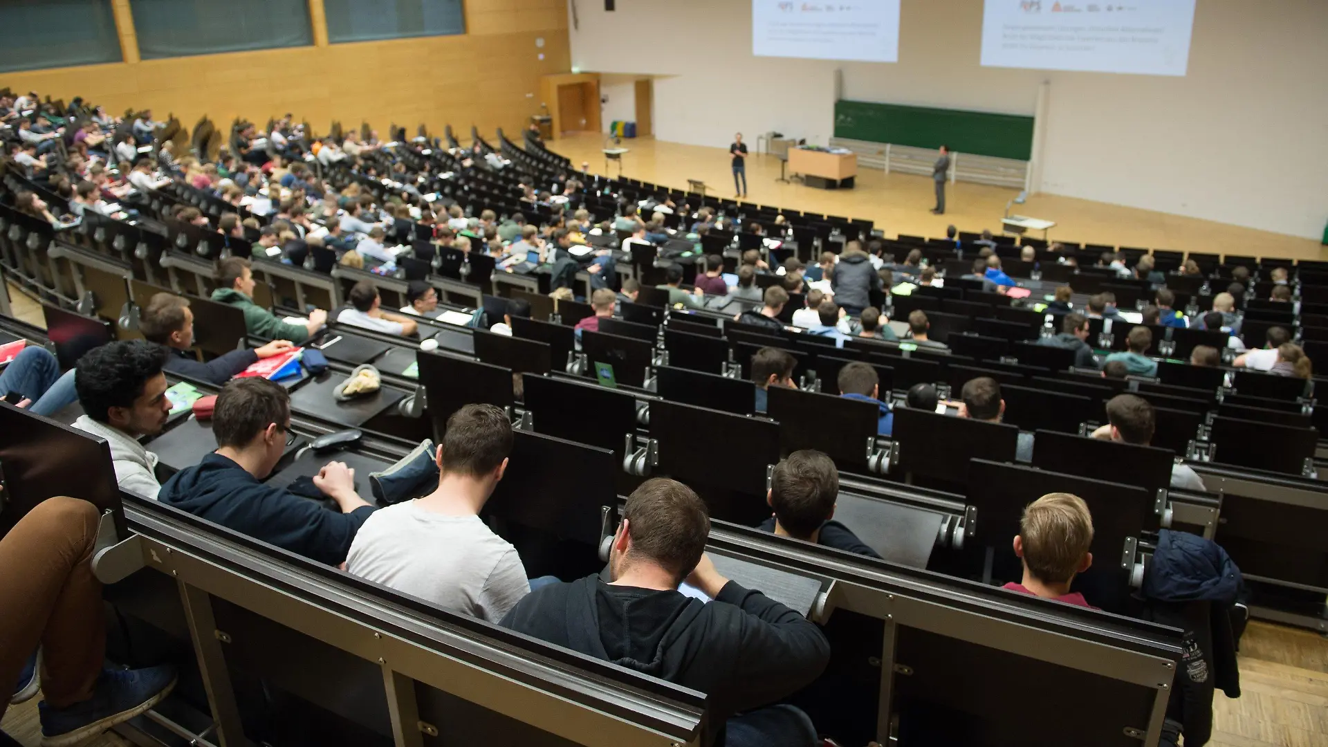 ARCHIV - 16.11.2017, Sachsen, Dresden: Studenten sitzen in einem Hörsaal der Technischen Universität Dresden. (zu dpa «Zahlreiche ukrainische Geflüchtete wollen in Sachsen weiterstudieren») Foto: Sebastian Kahnert/dpa-Zentralbild/dpa +++ dpa-Bildfunk +++