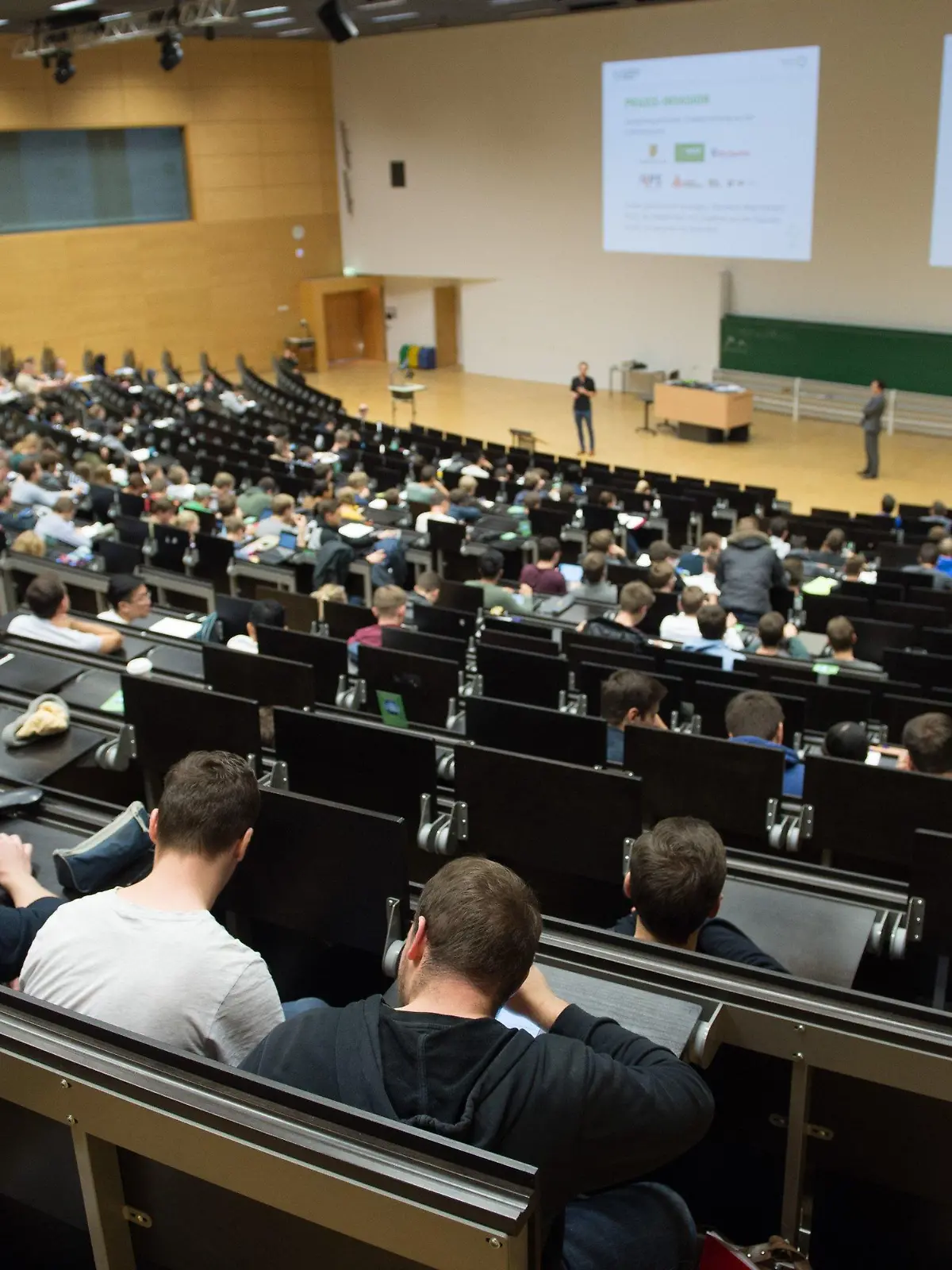 ARCHIV - 16.11.2017, Sachsen, Dresden: Studenten sitzen in einem Hörsaal der Technischen Universität Dresden. (zu dpa «Zahlreiche ukrainische Geflüchtete wollen in Sachsen weiterstudieren») Foto: Sebastian Kahnert/dpa-Zentralbild/dpa +++ dpa-Bildfunk +++