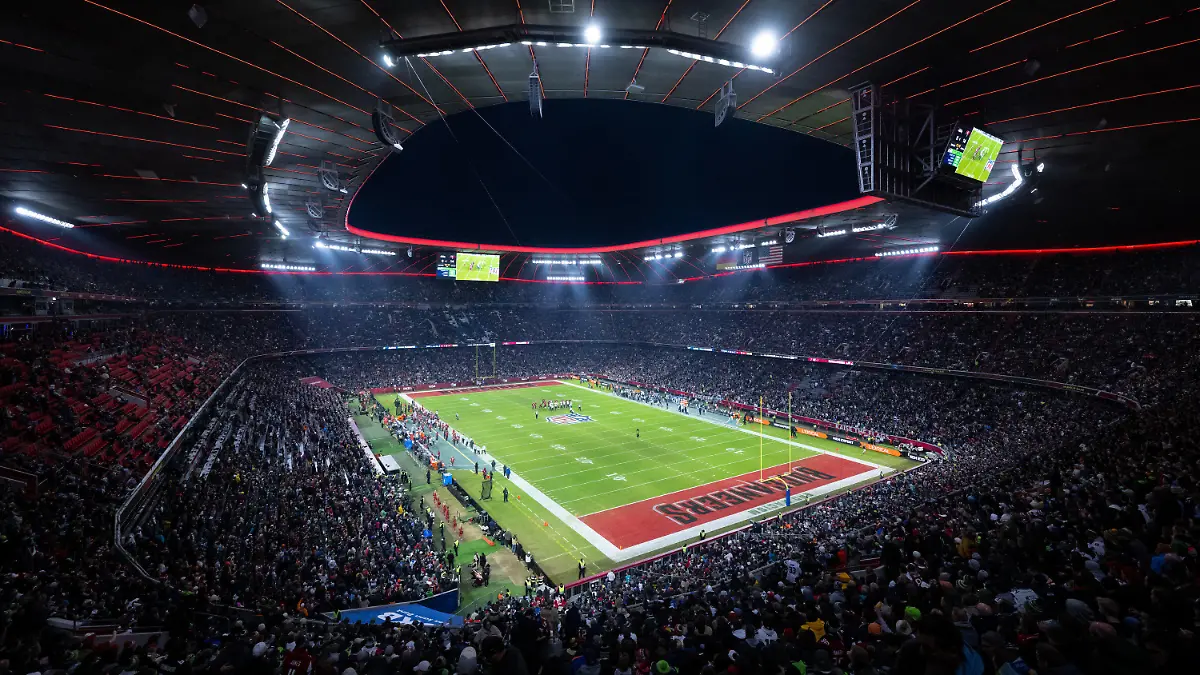 ARCHIV - 13.11.2022, Bayern, München: American Football, NFL, Tampa Bay Buccaneers - Seattle Seahawks, 10. Spieltag, Hauptrunde in der Allianz Arena: Die Spieler von den Seattle Seahawks und den Tampa Bay Buccaneers in Aktion. 2024 findet wieder ein Football-Spiel der NFL in München statt. (zu dpa: «NFL startet Ticketverkauf für München am 25. Juni») Foto: Sven Hoppe/dpa +++ dpa-Bildfunk +++