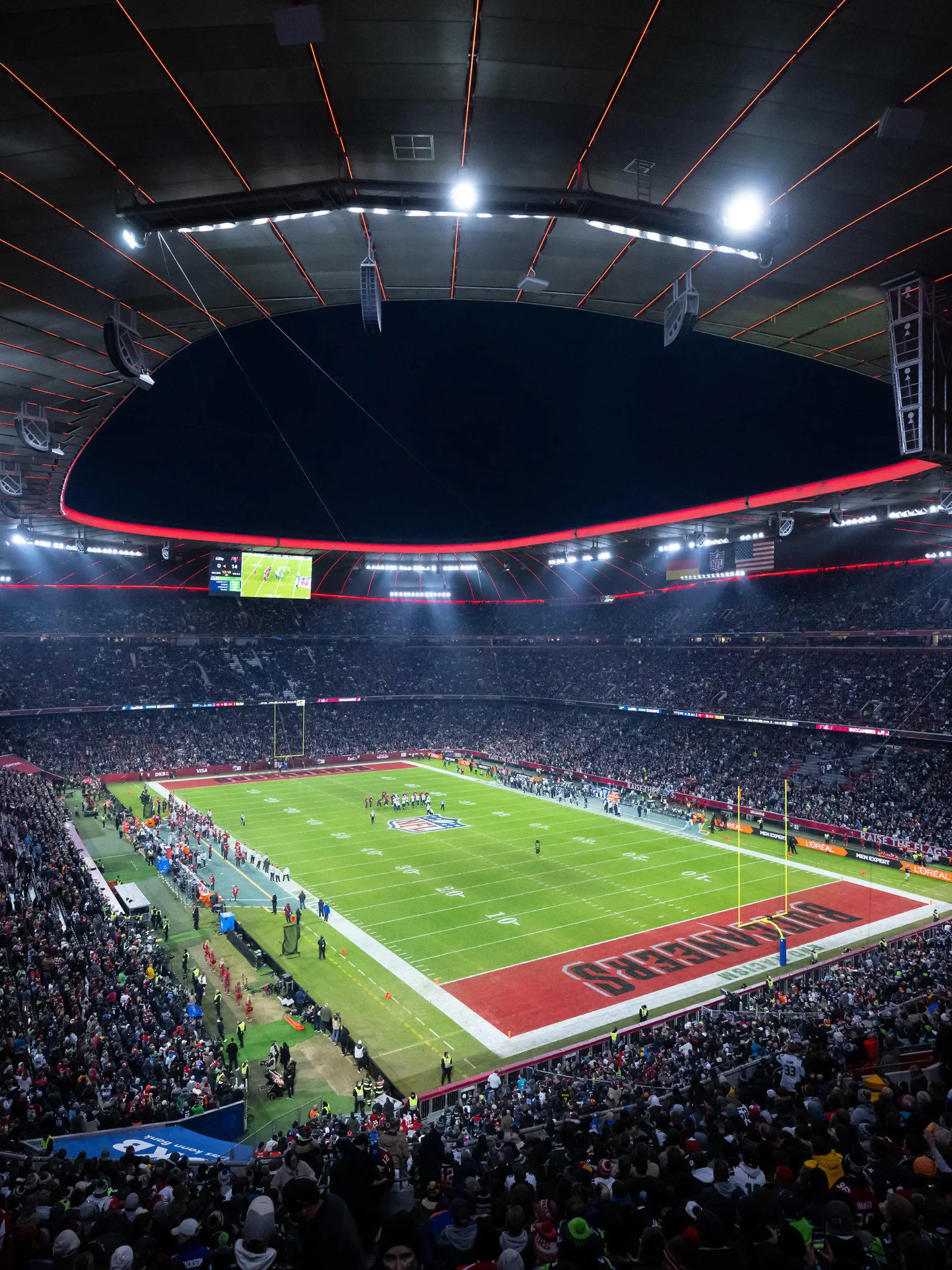 ARCHIV - 13.11.2022, Bayern, München: American Football, NFL, Tampa Bay Buccaneers - Seattle Seahawks, 10. Spieltag, Hauptrunde in der Allianz Arena: Die Spieler von den Seattle Seahawks und den Tampa Bay Buccaneers in Aktion. 2024 findet wieder ein Football-Spiel der NFL in München statt. (zu dpa: «NFL startet Ticketverkauf für München am 25. Juni») Foto: Sven Hoppe/dpa +++ dpa-Bildfunk +++