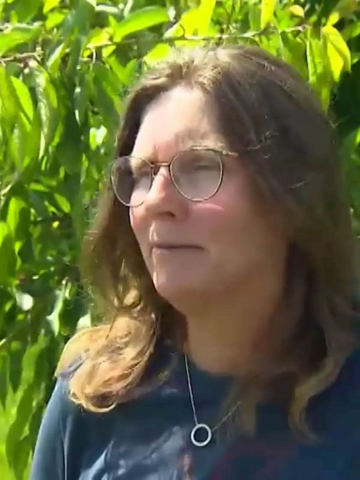Berit Diegmann vor einem Kirschbaum.