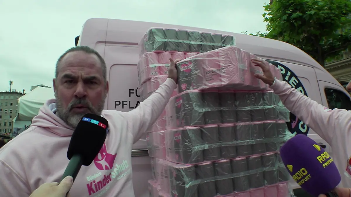 Carsten Stahl verteilt rosa Klopapier Society Countdown