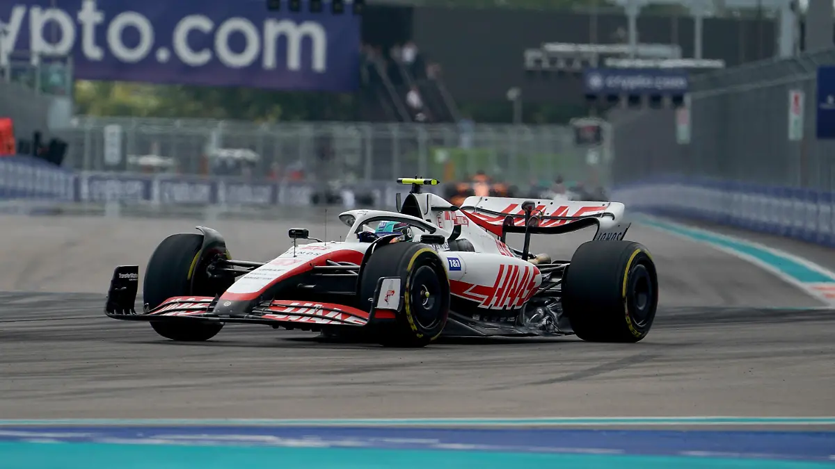 Motorsport: Formel-1-Weltmeisterschaft, Grand Prix von Miami, Rennen: Mick Schumacher aus Deutschland vom Team Haas ist auf der Strecke in Miami unterwegs.