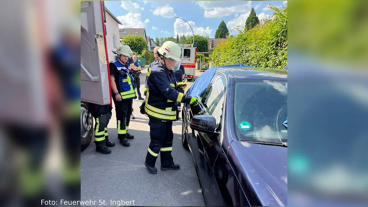 Die Freiwillige Feuerwehr St. Ingbert rettete ein kleines Baby aus diesem Auto 