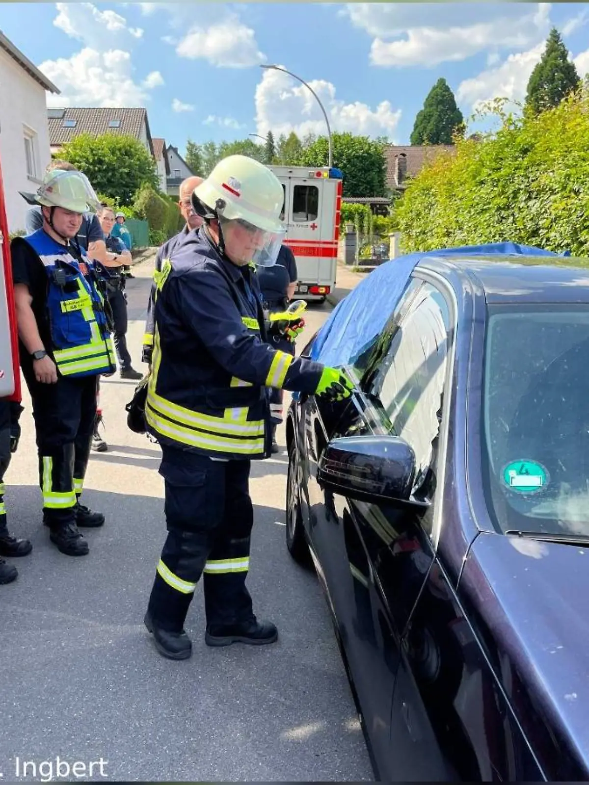 Die Freiwillige Feuerwehr St. Ingbert rettete ein kleines Baby aus diesem Auto 