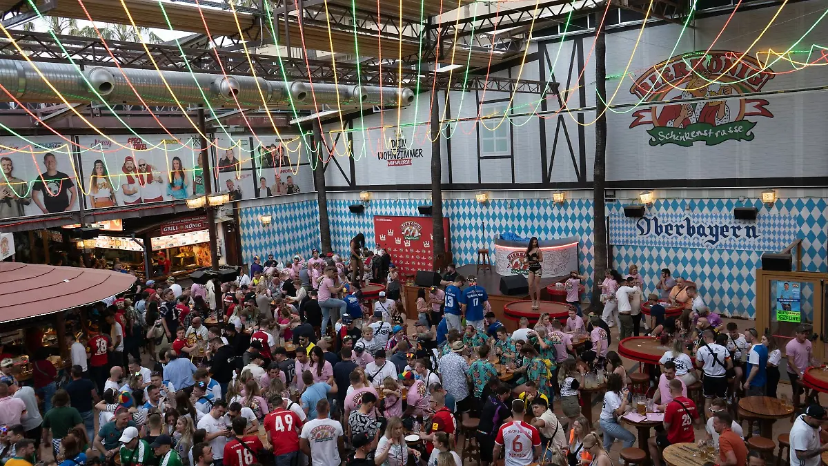 Zahlreiche Gäste sind im Bierkönig.