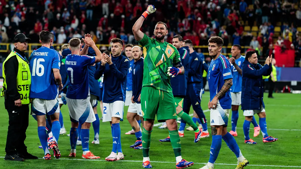 UEFA EURO, EM, Europameisterschaft,Fussball 2024: Gruppenspiel Italien - Albanien 15.06.2024 Die italienische Nationalmannschaft feiert den Sieg Gianluigi Donnarumma Italien, 1 UEFA EURO 2024: Gruppenspiel Italien - Albanien BVB Stadion Dortmund, Dortmund am 15.06.2024 *** UEFA EURO 2024 Group match Italy Albania 15 06 2024 The Italian national team celebrate victory Gianluigi Donnarumma Italy, 1 UEFA EURO 2024 Group match Italy Albania BVB Stadion Dortmund, Dortmund on 15 06 2024 Copyright: xBEAUTIFULxSPORTS/Meuselx