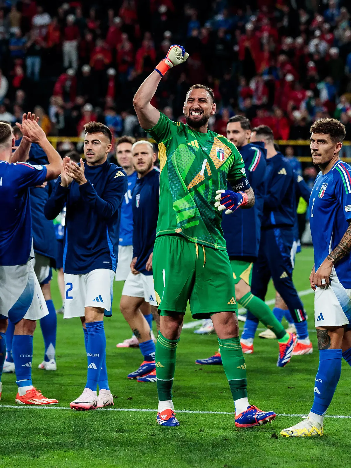 UEFA EURO, EM, Europameisterschaft,Fussball 2024: Gruppenspiel Italien - Albanien 15.06.2024 Die italienische Nationalmannschaft feiert den Sieg Gianluigi Donnarumma Italien, 1 UEFA EURO 2024: Gruppenspiel Italien - Albanien BVB Stadion Dortmund, Dortmund am 15.06.2024 *** UEFA EURO 2024 Group match Italy Albania 15 06 2024 The Italian national team celebrate victory Gianluigi Donnarumma Italy, 1 UEFA EURO 2024 Group match Italy Albania BVB Stadion Dortmund, Dortmund on 15 06 2024 Copyright: xBEAUTIFULxSPORTS/Meuselx