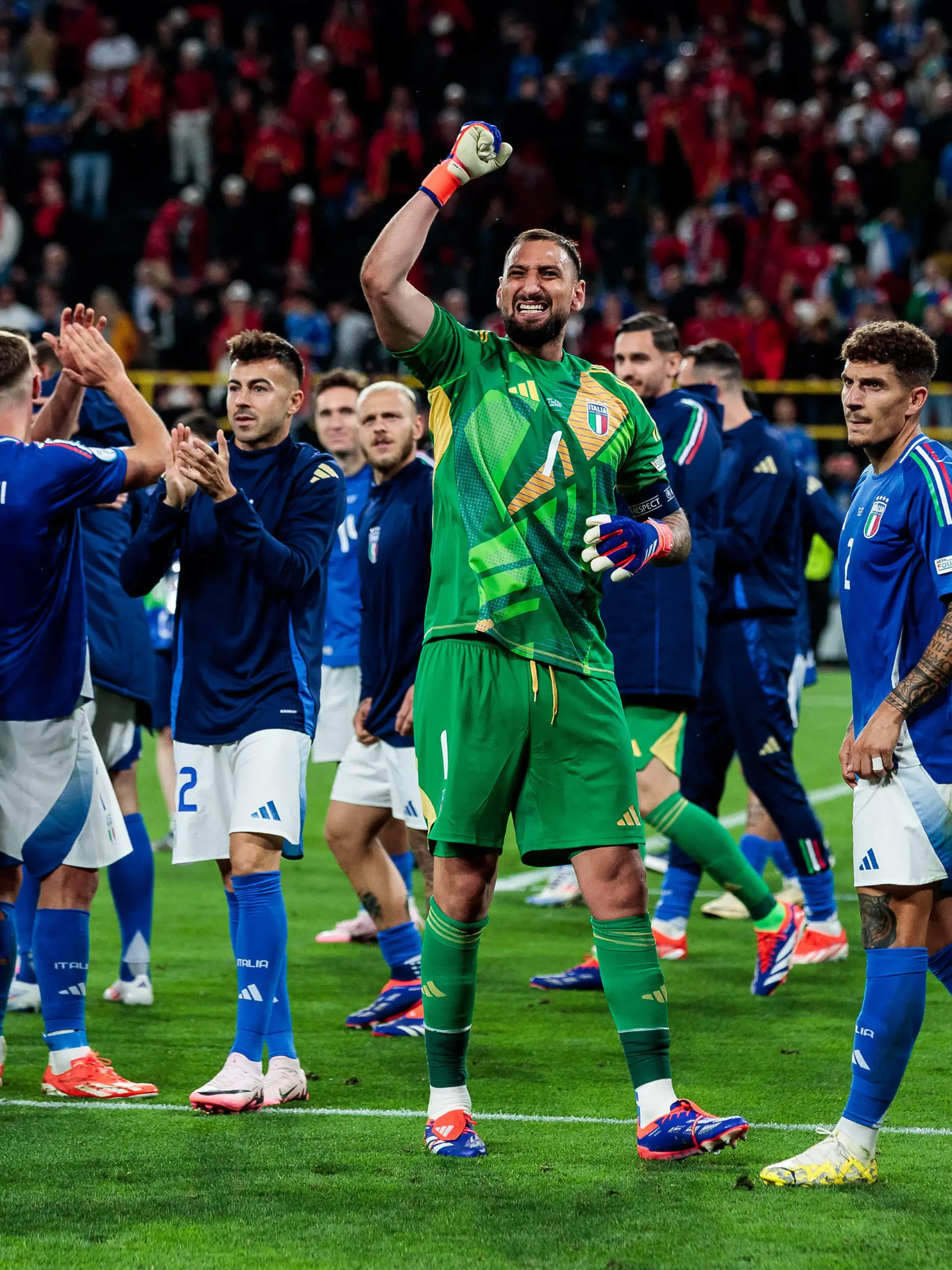 UEFA EURO, EM, Europameisterschaft,Fussball 2024: Gruppenspiel Italien - Albanien 15.06.2024 Die italienische Nationalmannschaft feiert den Sieg Gianluigi Donnarumma Italien, 1 UEFA EURO 2024: Gruppenspiel Italien - Albanien BVB Stadion Dortmund, Dortmund am 15.06.2024 *** UEFA EURO 2024 Group match Italy Albania 15 06 2024 The Italian national team celebrate victory Gianluigi Donnarumma Italy, 1 UEFA EURO 2024 Group match Italy Albania BVB Stadion Dortmund, Dortmund on 15 06 2024 Copyright: xBEAUTIFULxSPORTS/Meuselx