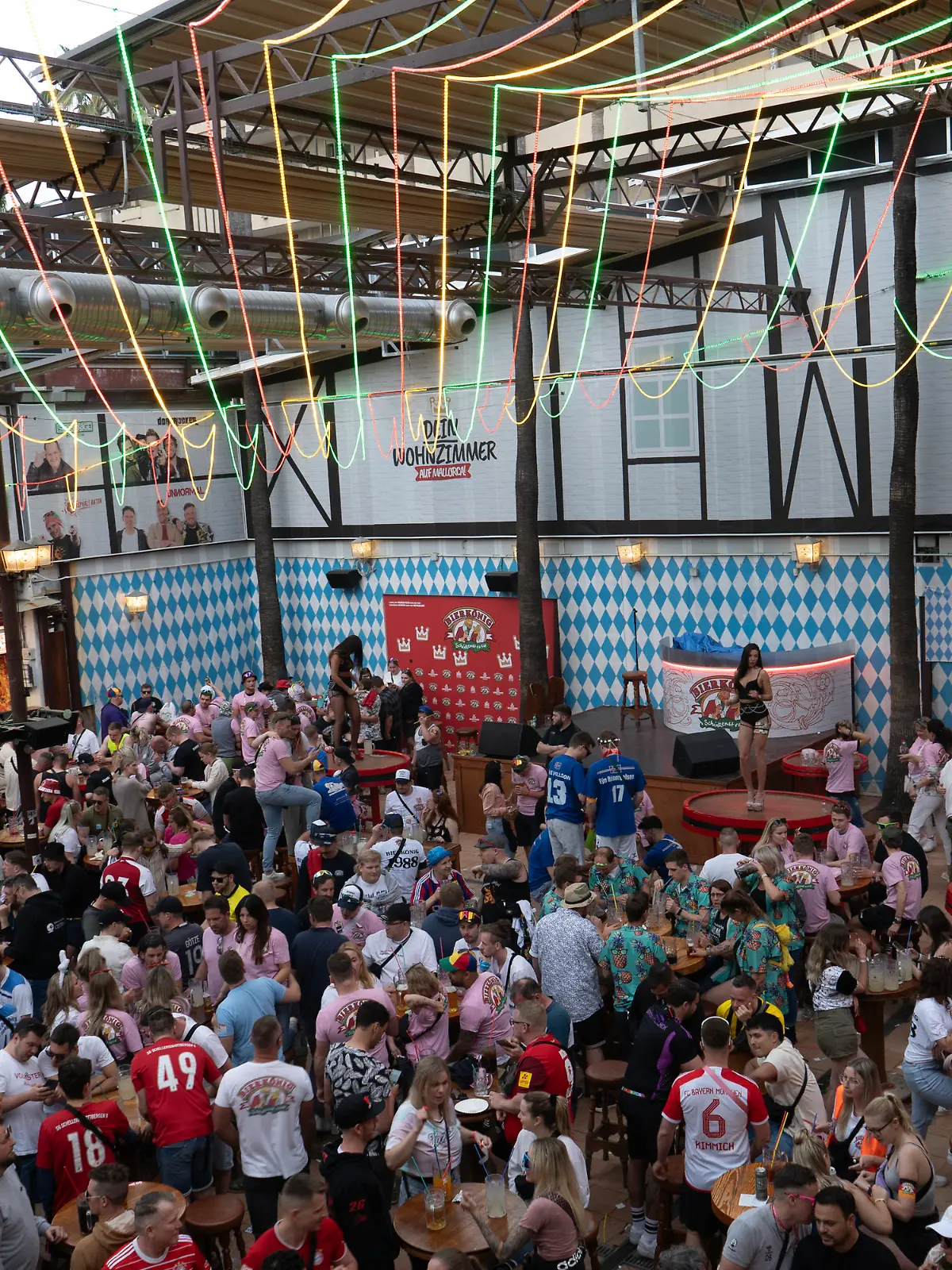 17.04.2024, Spanien, Palma de Mallorca: Zahlreiche Gäste sind im Bierkönig.  