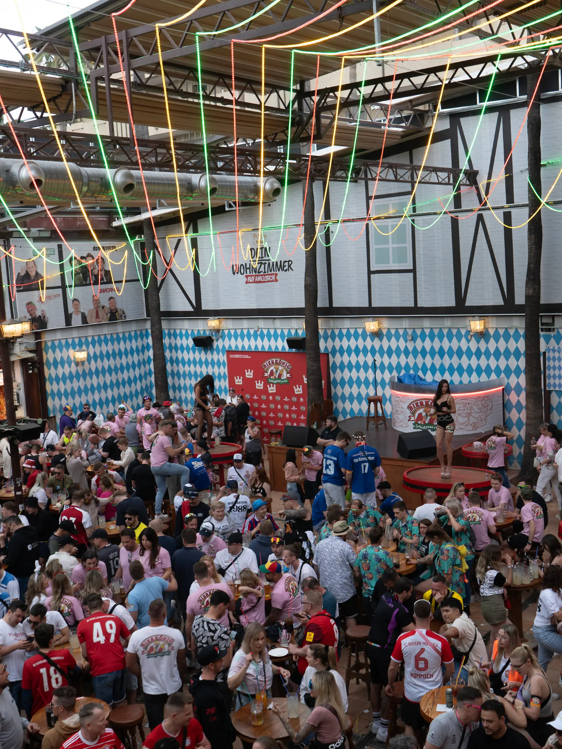 17.04.2024, Spanien, Palma de Mallorca: Zahlreiche Gäste sind im Bierkönig.  