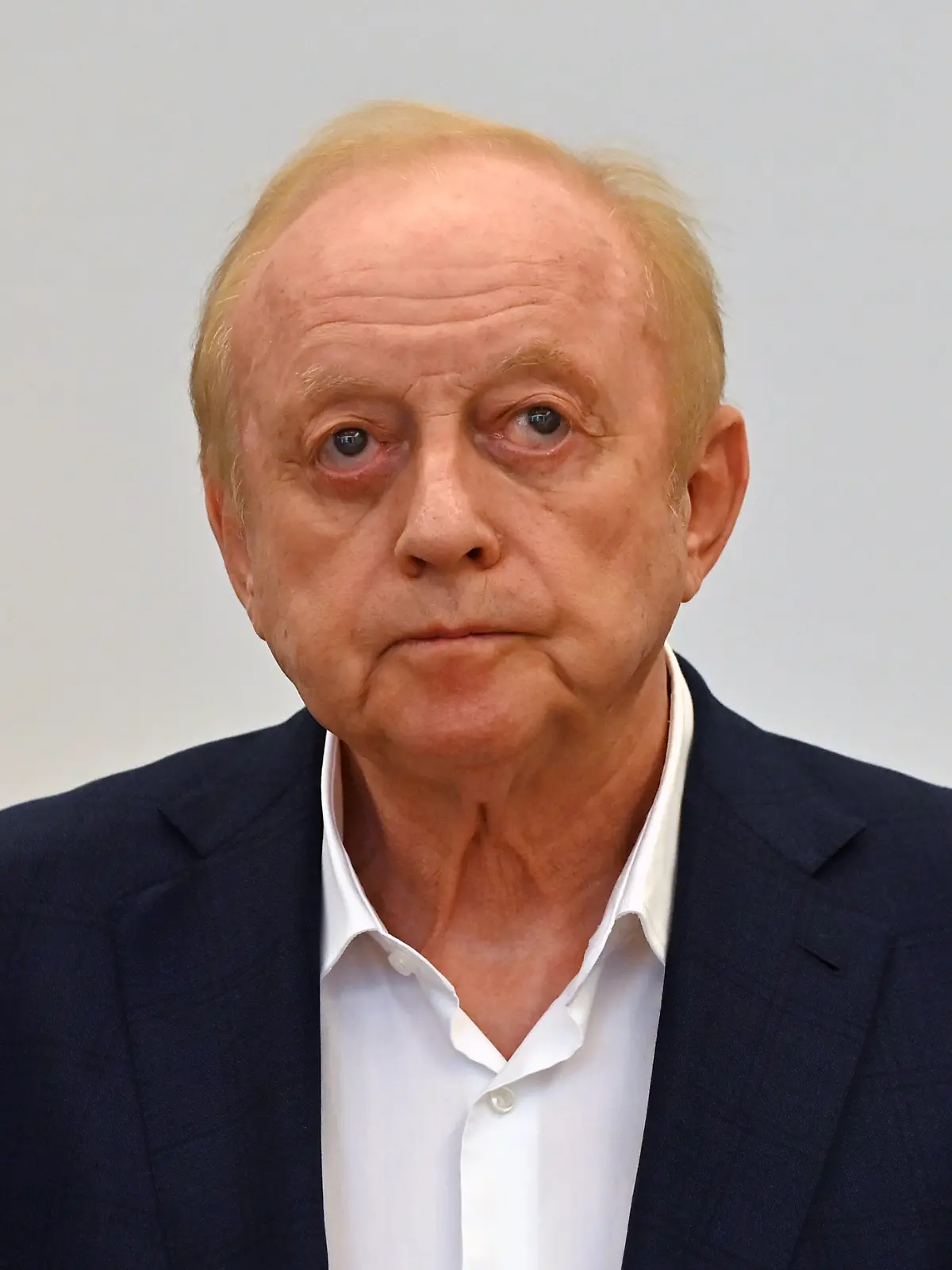 Haftstrafe angetreten! Star-Koch Schuhbeck ist im Gefaengnis. ARCHIVFOTO; Alfons SCHUHBECK sichtlich mitgenommen, Einzelbild,angeschnittenes Einzelmotiv,Portraet,Portrait,PortrÃ_t. 4.Prozesstag im Strafverfahren gegen Alfons SCHUHBECK wegen Steuerhinterziehung (INGWERÃ?Â?) vor dem Oberlandesgericht Muenchen OLG II am 27.10.2022
