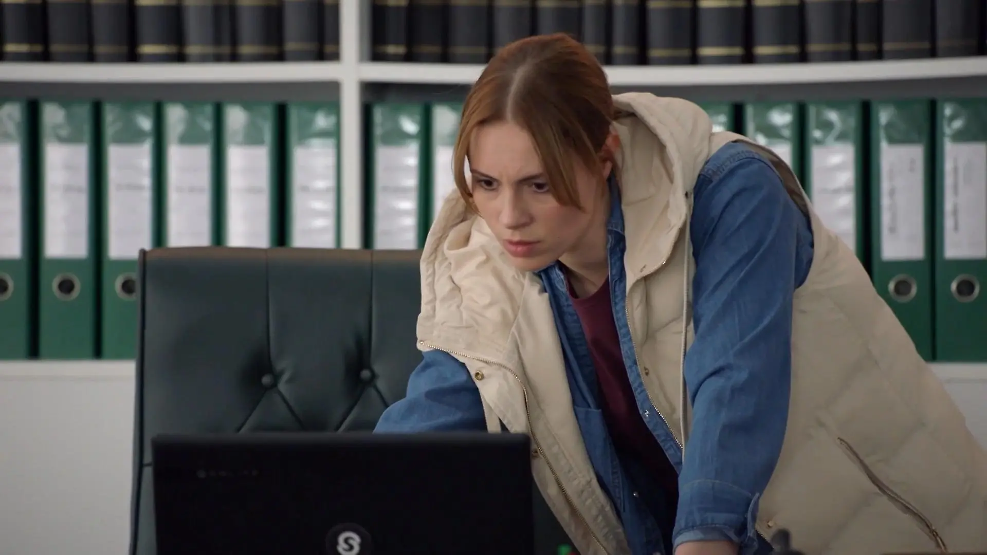 Zoe spioniert Jo Gerners Laptop aus