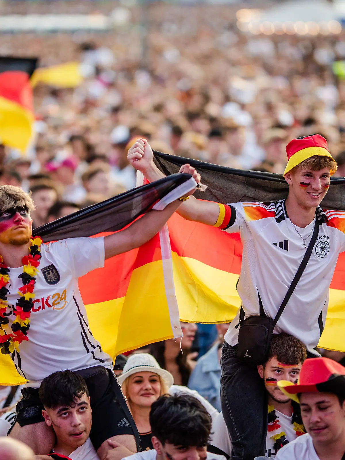 23.06.2024, Baden-Württemberg, Stuttgart: Fußball: EM, Public Viewing Deutschland - Schweiz. Zahlreiche Deutschland-Fans jubeln während des Public Viewings auf dem Schlossplatz. Foto: Christoph Schmidt/dpa +++ dpa-Bildfunk +++