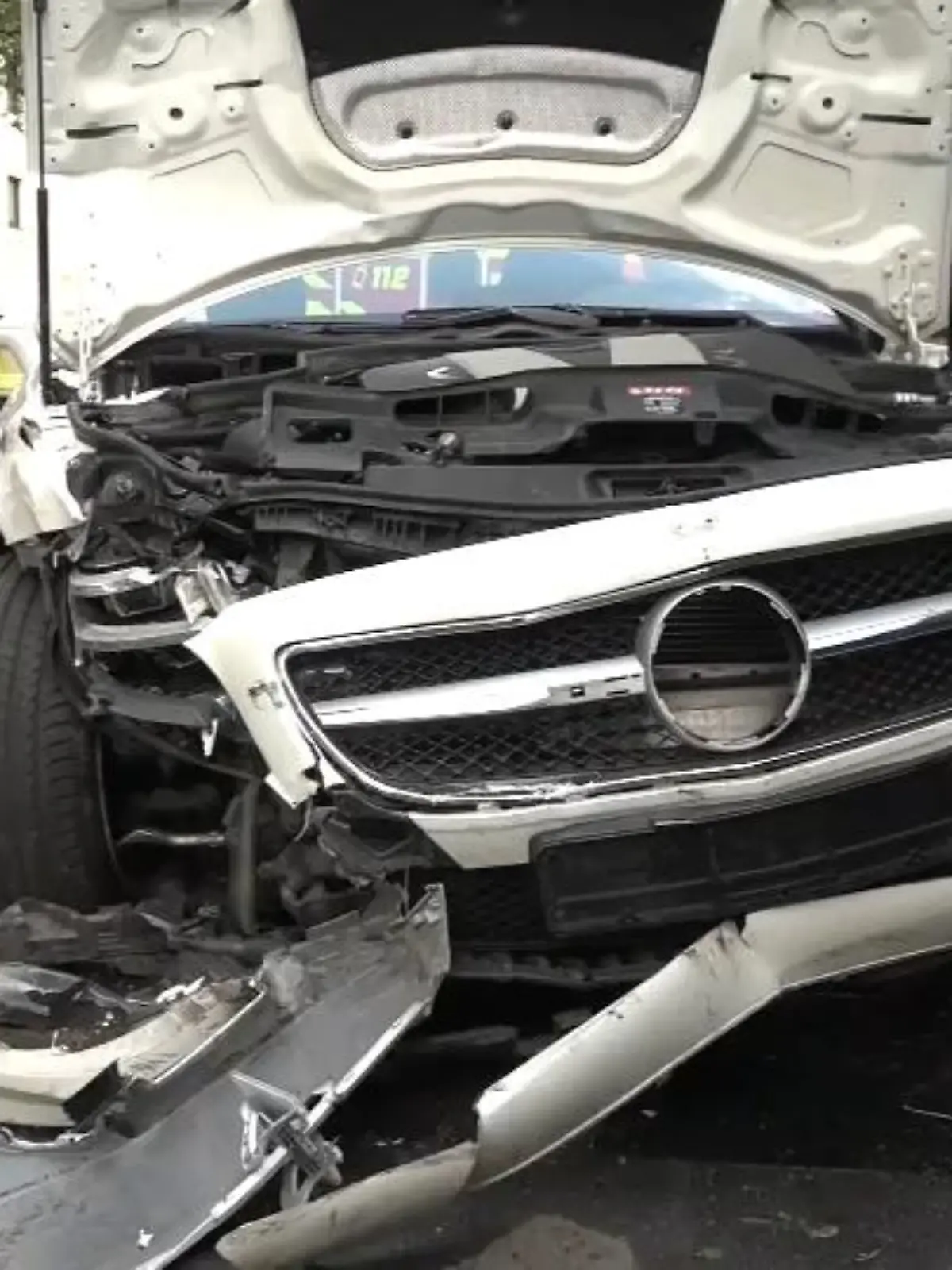 Am Dienstagvormittag kam es vor einer Berufsschule in Delmenhorst zu einem schweren Unfall. Augenzeugen zufolge soll ein Mercedes hier fast 100 km/h gefahren sein, obwohl nur 30 erlaubt sind.