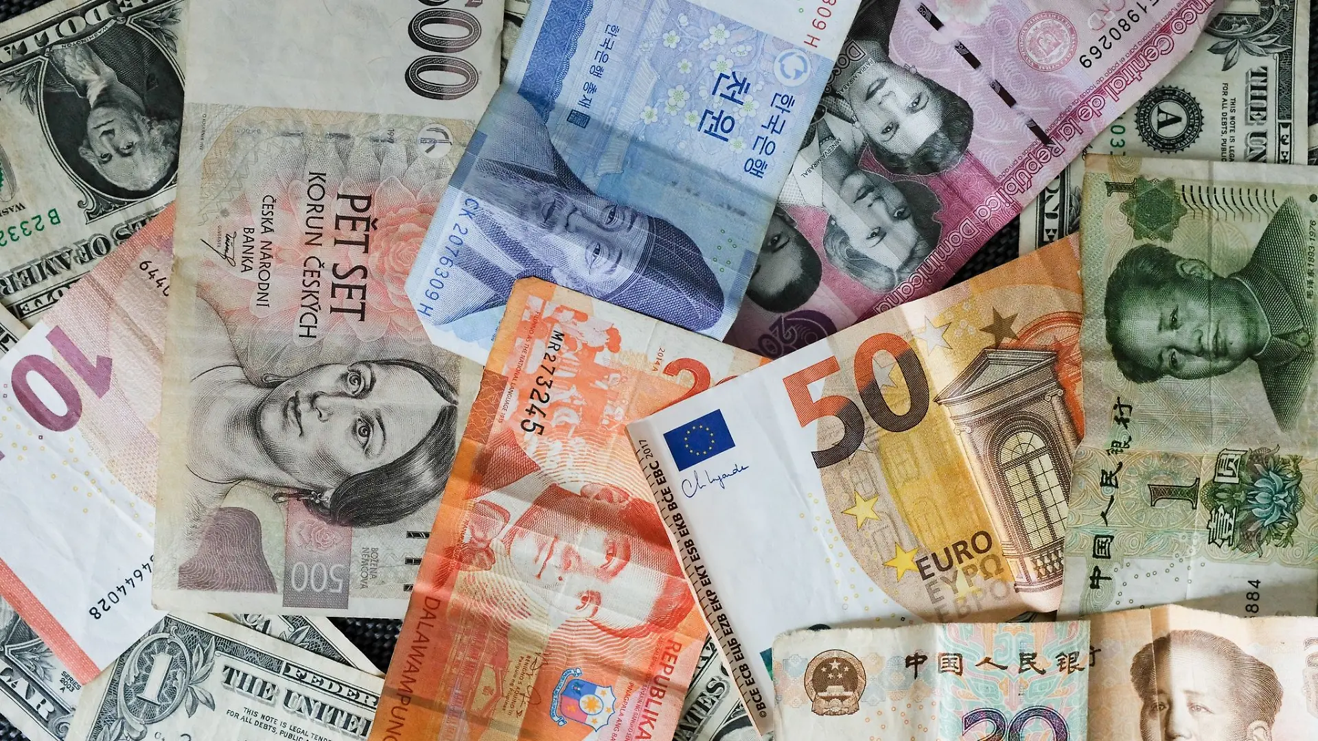 Ob Dollar, Pfund oder Franken: Wer Konten in ausländischer Währung besitzt, musste diese bislang selbstständig dem Finanzamt melden.