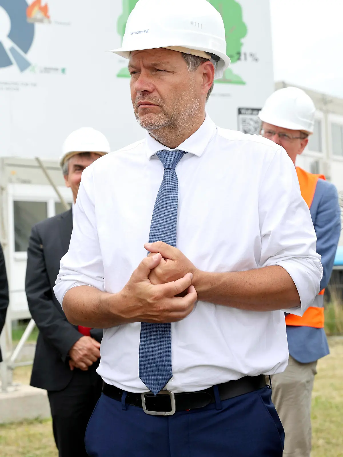  Robert Habeck bei einer Besichtigung der Baustelle und Vorstellung der geplanten Bioraffinerie der UPM Biochemicals GmbH im Rahmen eines Besuchs des Bundeswirtschaftsministers vom Chemiestandort Leuna in Sachsen-Anhalt. Leuna, 16.05.2022 *** Robert Habeck during a tour of the construction site and presentation of the planned biorefinery of UPM Biochemicals GmbH as part of a visit by the Federal Minister of Economics from the Leuna chemical site in Saxony Anhalt Leuna, 16 05 2022 Foto:xR.xStoffelsx/xFuturexImage