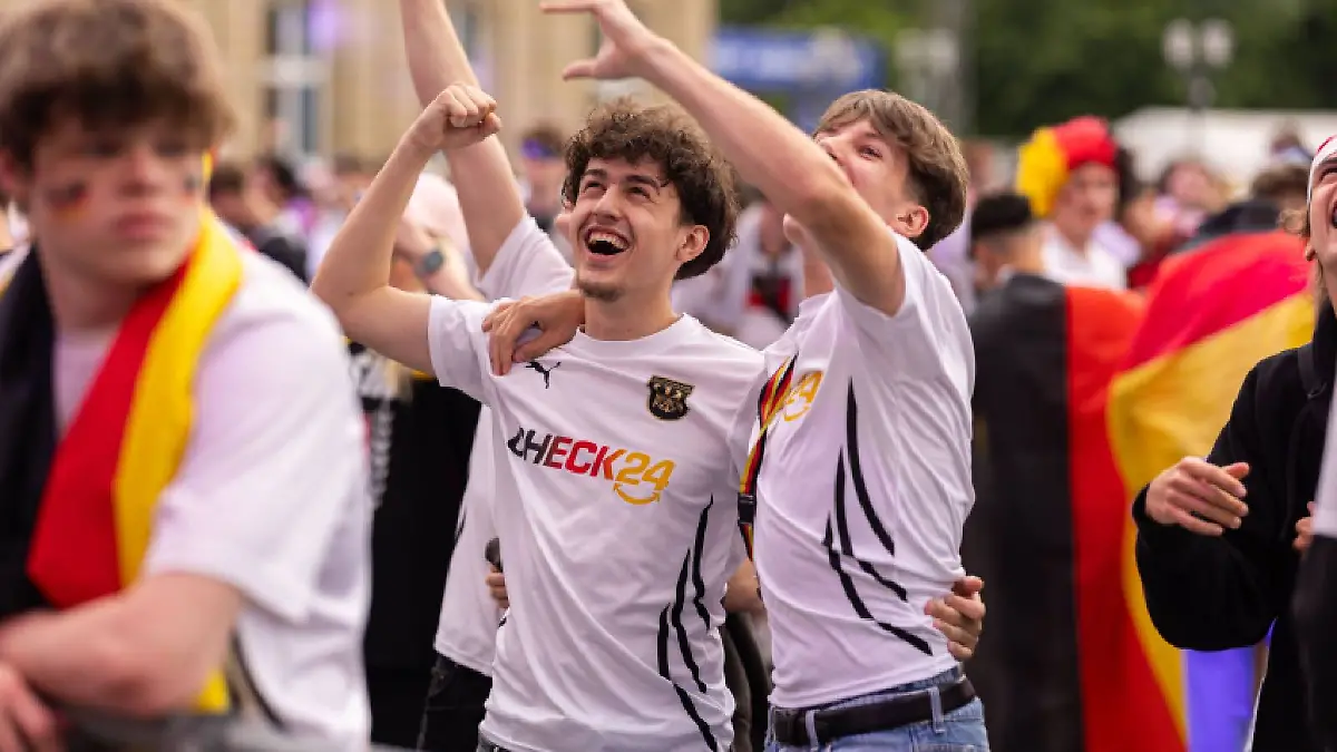 Check24 Trikot.jpg