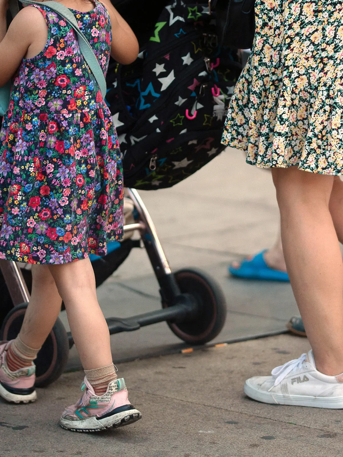 SYMBOLBILD - 10.07.2023, Berlin: Eine Frau schiebt einen Kinderwagen und geht begleitet von mehreren Kindern. Die Ampel-Koalition hat sich beim Streitthema Kindergrundsicherung geeinigt. Dies erfuhr die Deutsche Presse-Agentur in der Nacht zum Montag in Berlin aus Koalitionskreisen. Foto: Fernando Gutierrez-Juarez/dpa +++ dpa-Bildfunk +++