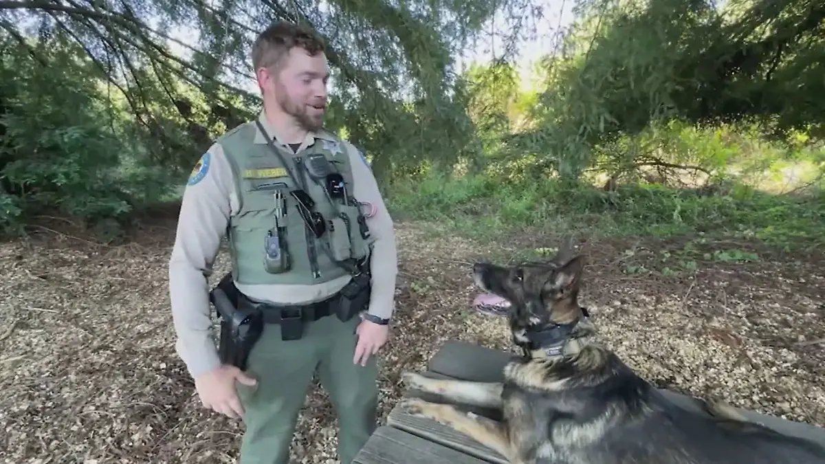 Hund Rino und sein Herrchen Brett Weber sind unzertrennlich.