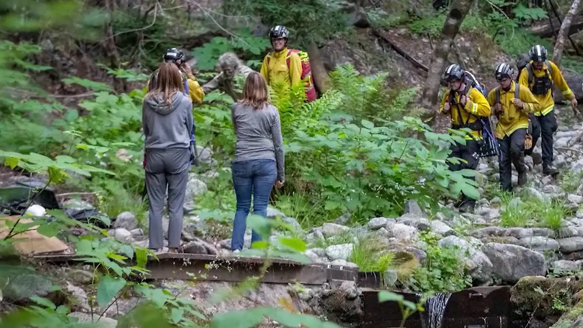 Lukas McClish wird aus dem Wald und zurück zu seiner Familie gebracht.