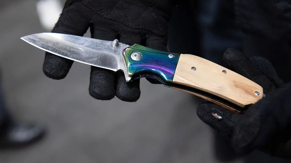 Ein Bundespolizist zeigt ein sichergestelltes Messer am Berliner Bahnhof Ostkreuz.