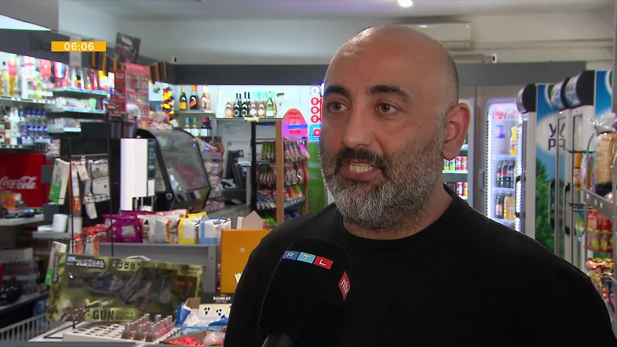 Rozbek Shafaghi betreibt seit 30 Jahren einen Kiosk in Ahe.