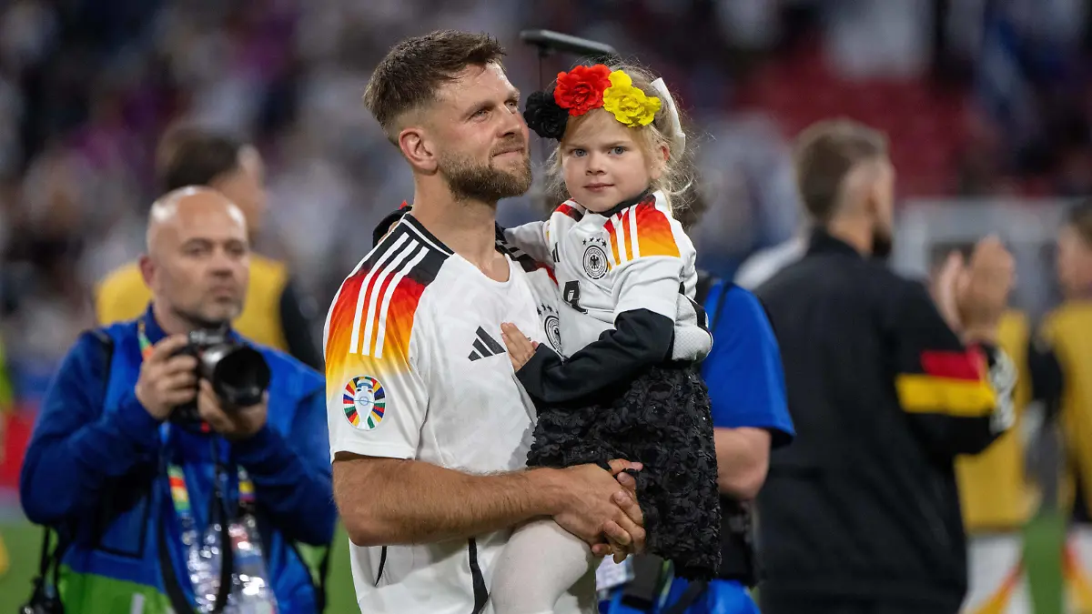 Fussball, Herren, Saison 2023/24, Euro 2024 Gruppe A 1. Spieltag in München, Deutschland - Schottland, Niclas Füllkrug Deutschland nach Abpfiff mit Tochter Emilia, 14.06. 2024, *** Football, men, season 2023 24, Euro 2024 Group A 1 matchday in Munich, Germany Scotland, Niclas Füllkrug Germany after the final whistle with daughter Emilia, 14 06 2024, Copyright: xMatthiasxKochx