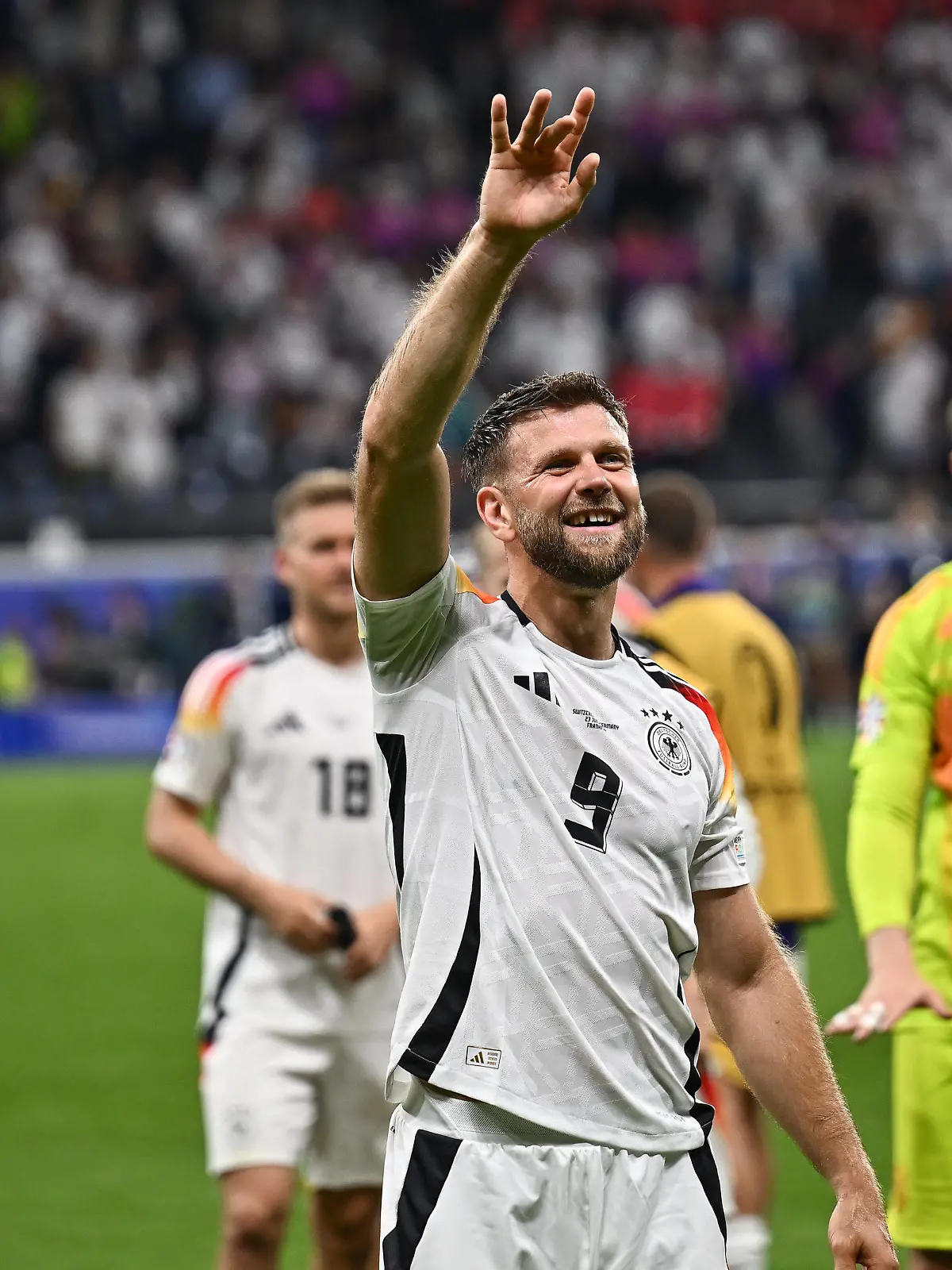 23.06.2024, xscotx, Fussball EM 2024, Schweiz - Deutschland, emspor, v.l. Deutschland um Niclas Fuellkrug Füllkrug, Deutschland, 9 Bedankt sich bei den Fans Jubel ueber Ausgleich, Unentschieden Frankfurt am Main *** 23 06 2024, xscotx, European Football Championship 2024, Switzerland Germany, emspor, v l Germany around Niclas Fuellkrug Füllkrug, Germany, 9 thanks the fans cheers about equalizer, draw Frankfurt am Main