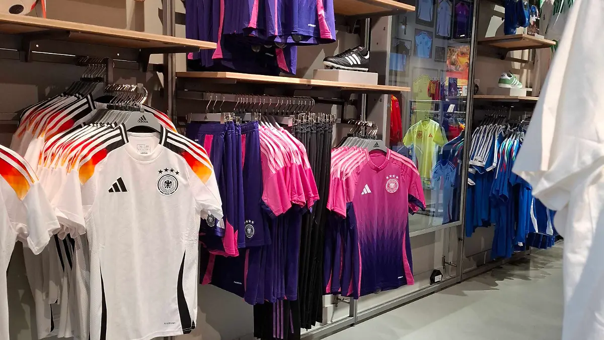 Im Frankfurter Adidas Store auf der Zeil gibt’s noch jede Menge der fast überall ausverkauften DFB-Auswärtstrikots.