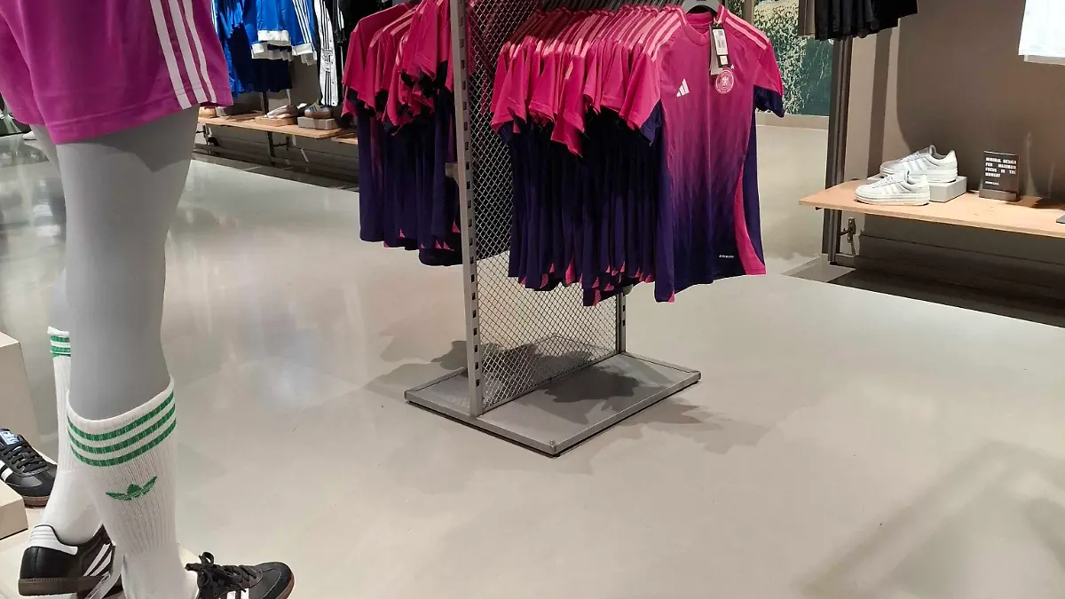 Der Frankfurter Adidas Store entpuppt sich als Goldmiene - denn hier findet man die begehrten pinkfarbenen Trikots der deutschen Nationalmannschaft im Überfluss.