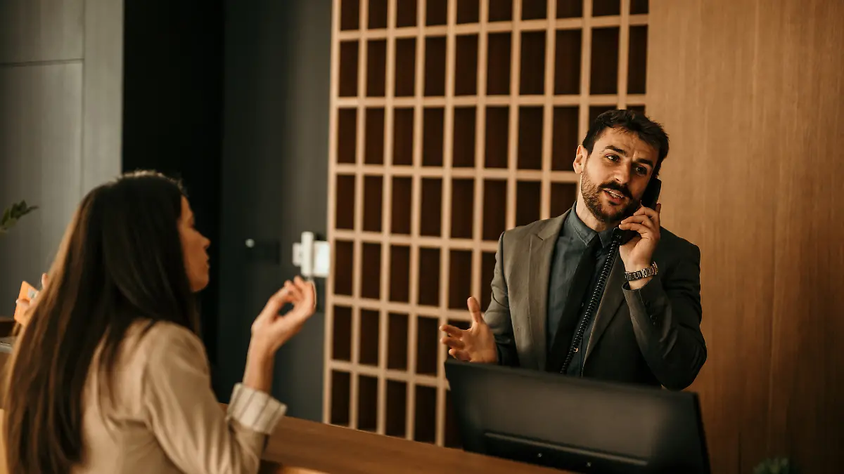 Diskussionen an der Hotel-Rezeption sind müßig, aber manchmal notwendig