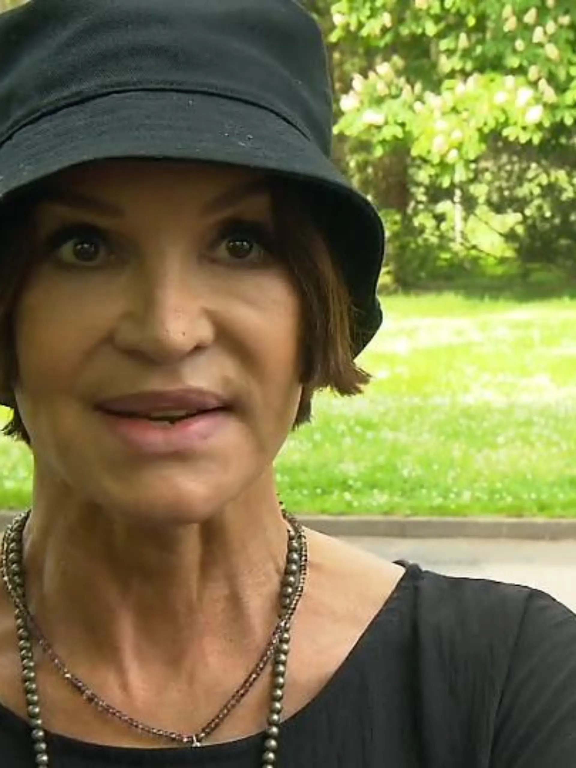 Sie hat geweint, gestritten, gekämpft – und war am Ende die „Last Woman Standing“ im Dschungelcamp 2022: Schauspielerin Anouschka Renzi (57) ist nach ihrem Ausflug in den afrikanischen Dschungel endlich wieder dort, wo sich sich am wohlsten fühlt – auf der Theaterbühne. Im Rahmen der Bad Hersfelder Festspiele ist sie an der Seite von „Tatort“-Schauspieler Richy Müller (66) im Stück „Notre Dame“ zu sehen. Für die 57-Jährige ist diese Rückkehr auf die Theaterbühne wie ein großes Familientreffen. Mehr im Video.