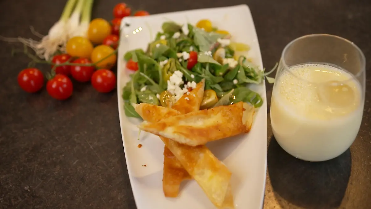 Diese schnellen und super leckeren Zigarren- Böreks mit einem schmackhaftem Salat schmecken nach einem Urlaub in der Türkei.