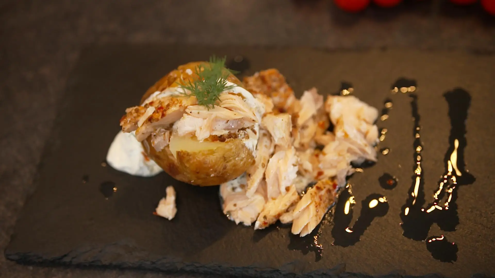 Das letzte Sommer-Rezept kommt aus Skandinavien: Gewürz- Lachs mit Ofenkartoffel und leckerem Dill Dipp.